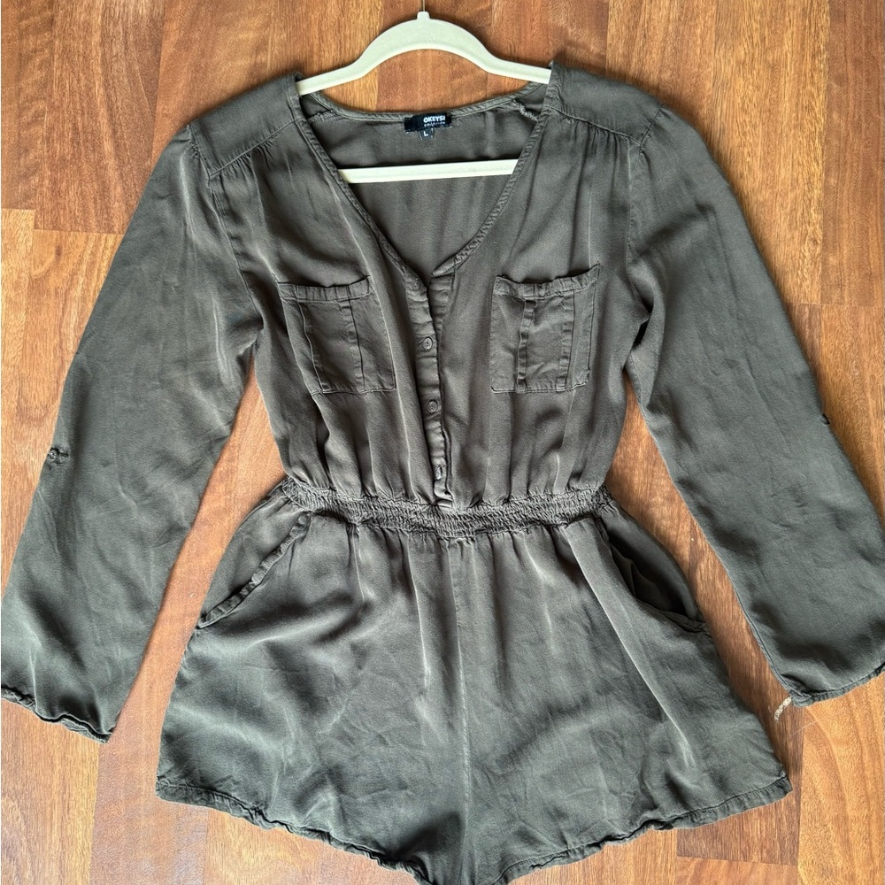 Army Green Long Sleeve Romper with Pockets – Cinched Waist & Button V-Neck